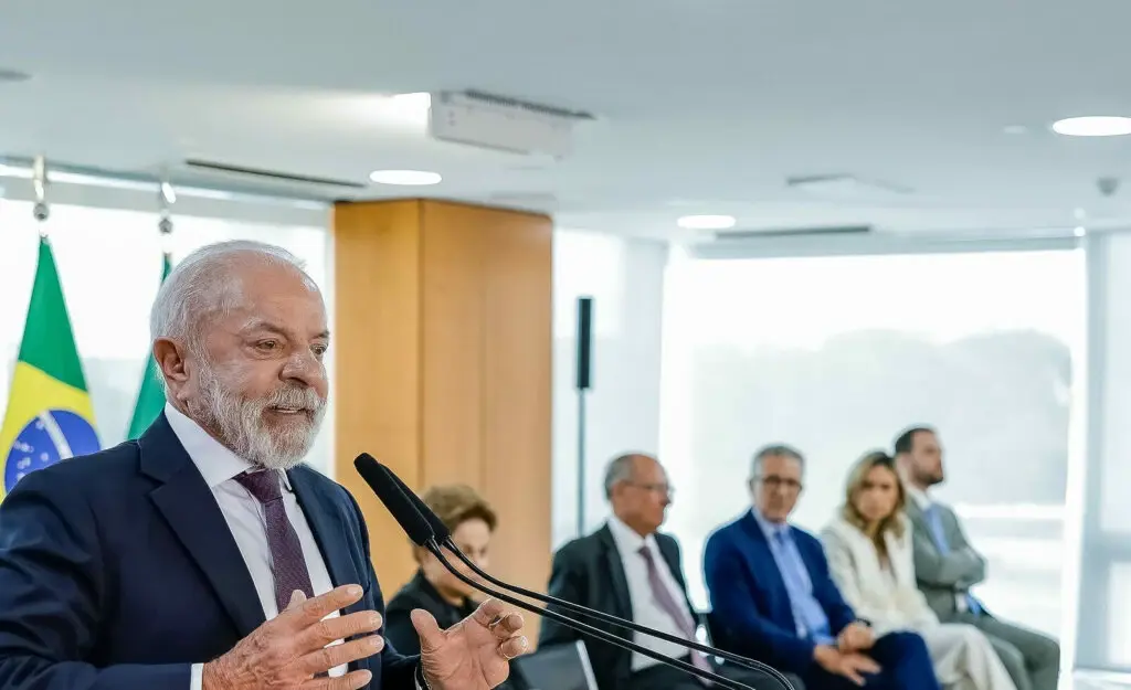 Durante coletiva, Lula menciona queda e batida na cabeça