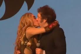 É #FATO: Vídeo mostra atriz no palco dando beijo na boca de Milei durante show na Argentina