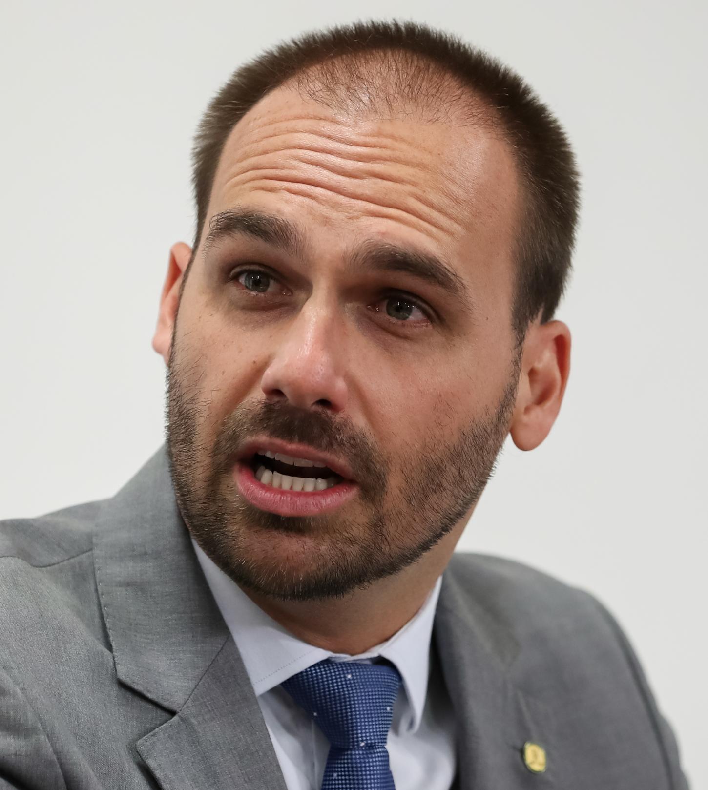 Eduardo Bolsonaro reage à ordem da PF para voltar ao cargo de escrivão. Vídeo