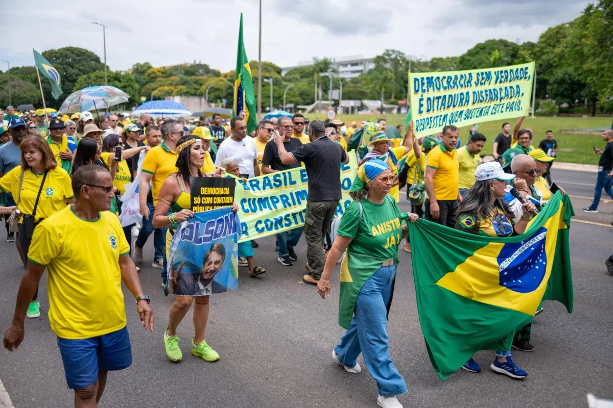 Em caminhada, Nikolas chuta boneco inflável de Lula: “É pelo Brasil”. Vídeo