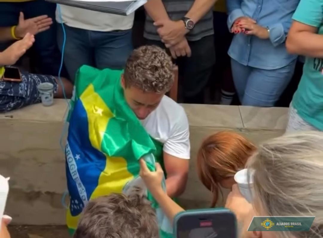 EMOCIONANTE: Mãe pede ajuda a Nikolas Ferreira para salvar bebê com AME após tratamento ser negado pelo governo e comove parlamentar