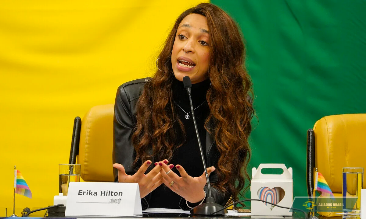 Erika Hilton aciona MPF contra Nikolas e Flávio por “apologia ao golpe”