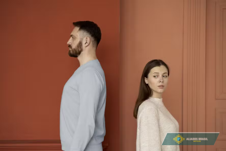 Especialista em linguagem corporal revela os sinais sutis de que podem indicar que seu parceiro está te traindo