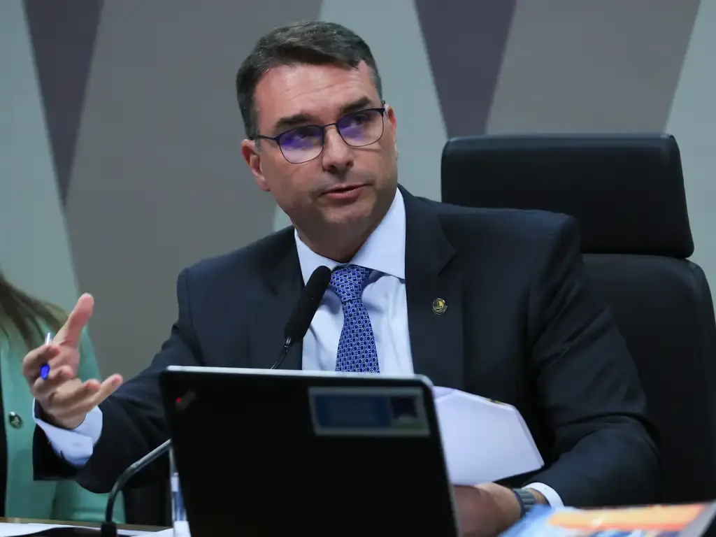 Flávio Bolsonaro cita risco de AVC e critica decisão de Moraes que manteve o pai preso