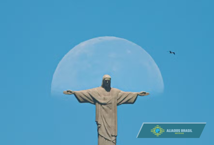 Fotógrafo flagra lua abraçando Cristo Redentor pela manhã: 'uma vez por ano. Piscou, perdeu'