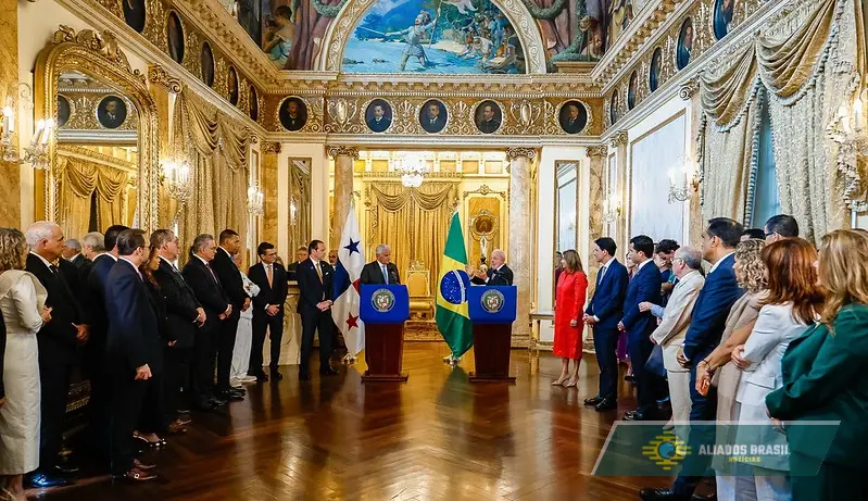 Gafe internacional: Lula ignora chanceler do Panamá para abraçar Petro
