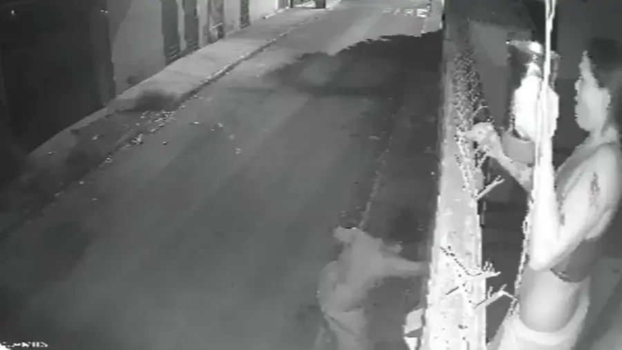 GO: homem quebra porta de vizinha e acaba queimado com água quente. Veja vídeo