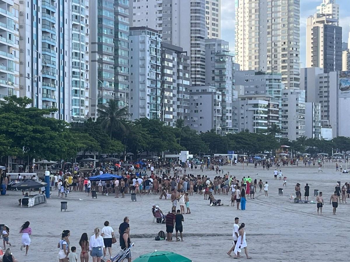 Homem esfaqueia três pessoas na praia, tenta fugir, mas é preso em Balneário Camboriú