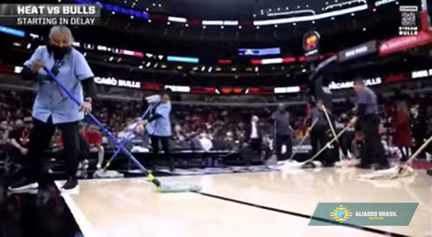 Jogo da NBA é suspenso em Chicago por condensação na quadra; entenda