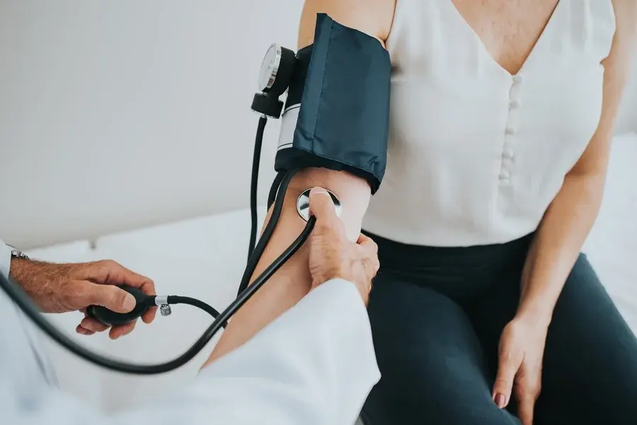 Jovem com pressão alta? Cardiologista explica os riscos e faz alerta