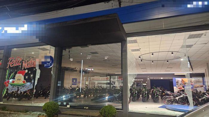 Ladrões invadem loja e fogem pilotando mais de 10 motos em SC; VÍDEO