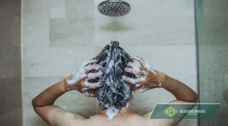Lavar o cabelo todo dia faz mal? Especialistas explicam o que quase ninguém conta — e pode surpreender