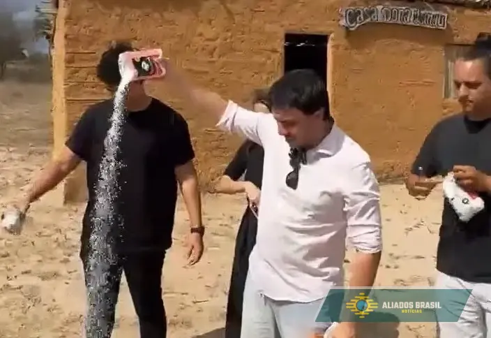 Líder do MBL joga sal grosso em frente à casa onde Lula cresceu