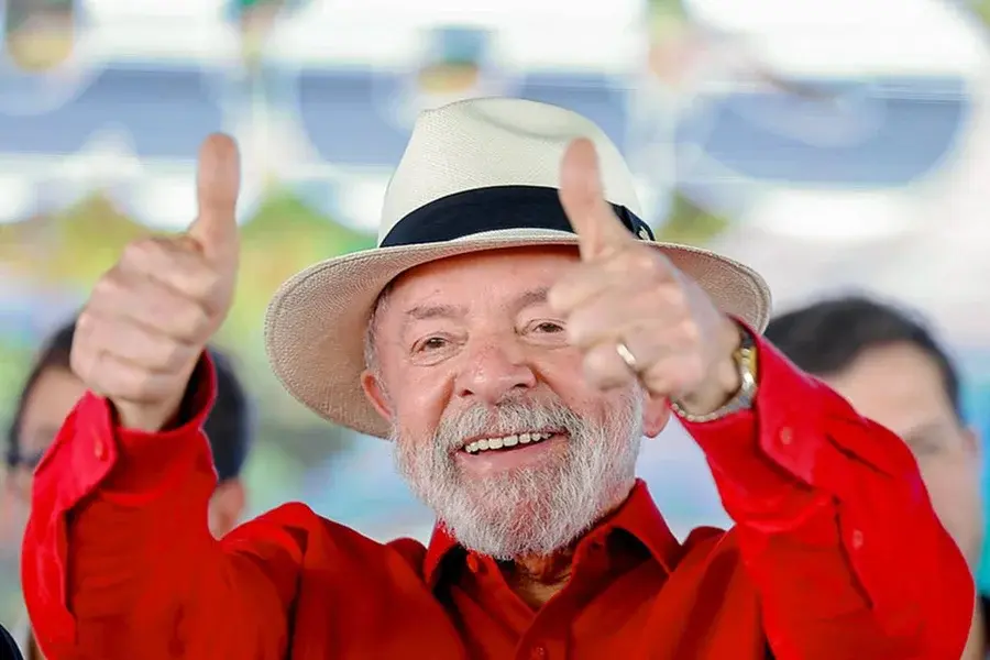 Lula avisa a aliados que irá à Sapucaí