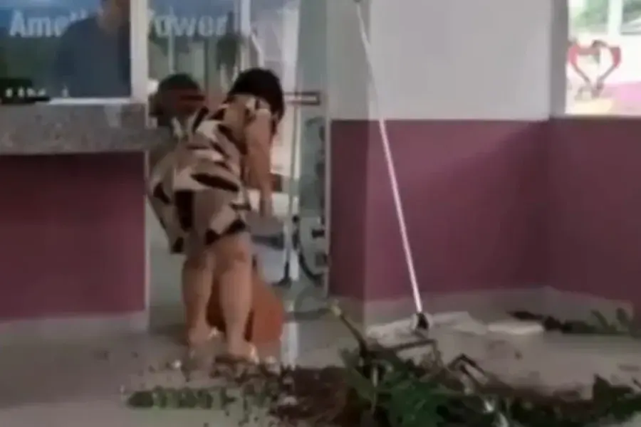 Mãe de corretora morta por síndico se desespera e destrói prédio. Veja vídeo