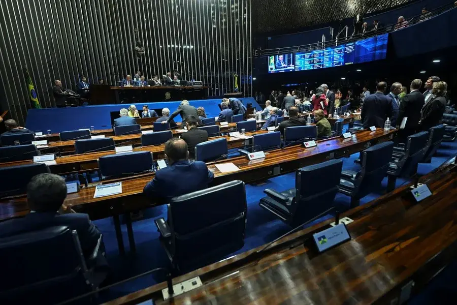 Maioria dos senadores assina pedido de prisão domiciliar para Bolsonaro