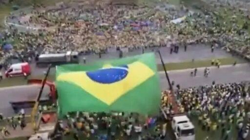 Manifestação “Acorda, Brasil” reuniu entre 50 mil e 100 mil pessoas em Brasília, apesar da forte chuva