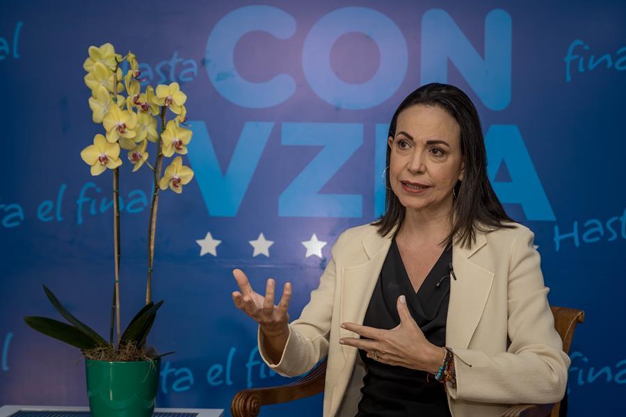 María Corina presenteia Trump com medalha de Nobel da Paz