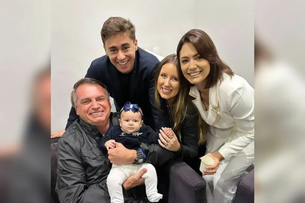 Michelle diz que Nikolas é o filho 06 de Bolsonaro: “Jair adotou”