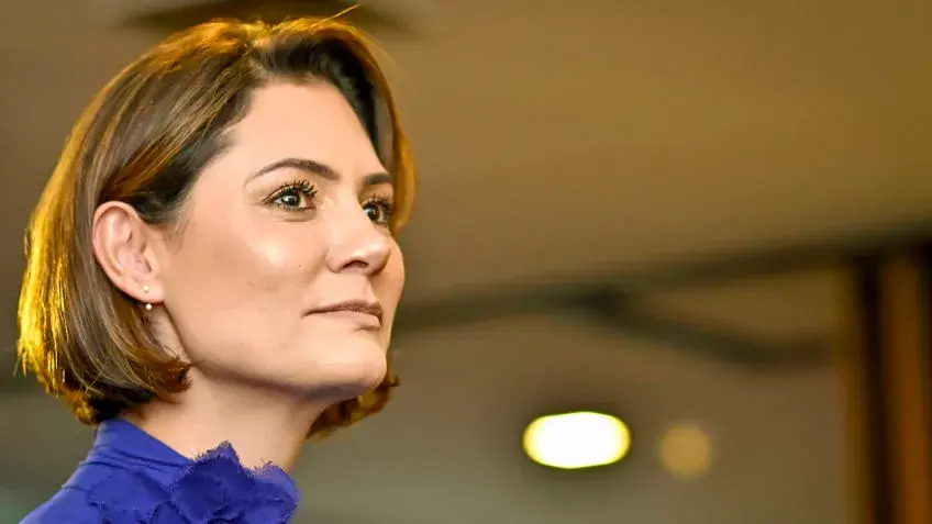 Michelle procura Gilmar Mendes para pedir prisão domiciliar a Bolsonaro