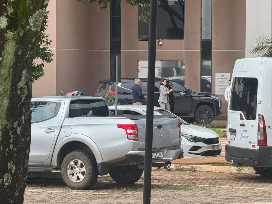 Michelle visita Bolsonaro após retorno do marido à prisão na PF