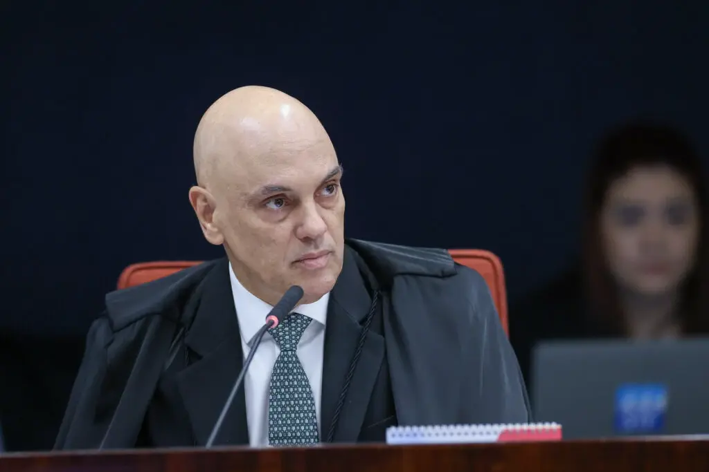 Moraes determina que PGR opine sobre Bolsonaro ter Smart TV