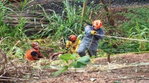 Motorista é resgatado após despencar 30 metros em acidente na Rodovia Anhanguera