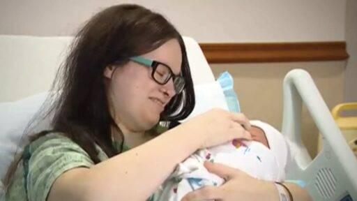 Mulher dá à luz sem saber que estava grávida durante expediente