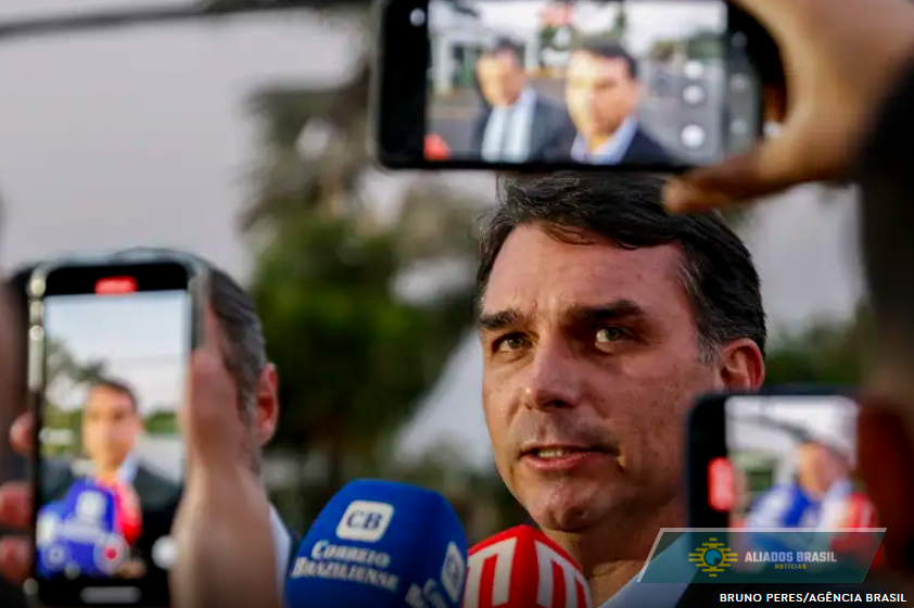 “Nem pedófilo tem tratamento tão desumano”, diz Flávio sobre prisão de Bolsonaro