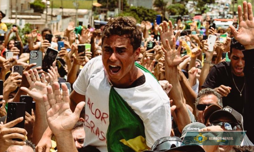 Nikolas Ferreira encerra caminhada de seis dias e convoca direita para protesto em Brasília
