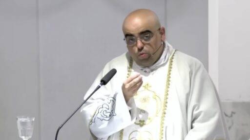 Padre detona deboche de Daniela Lima sobre queda de Bolsonaro