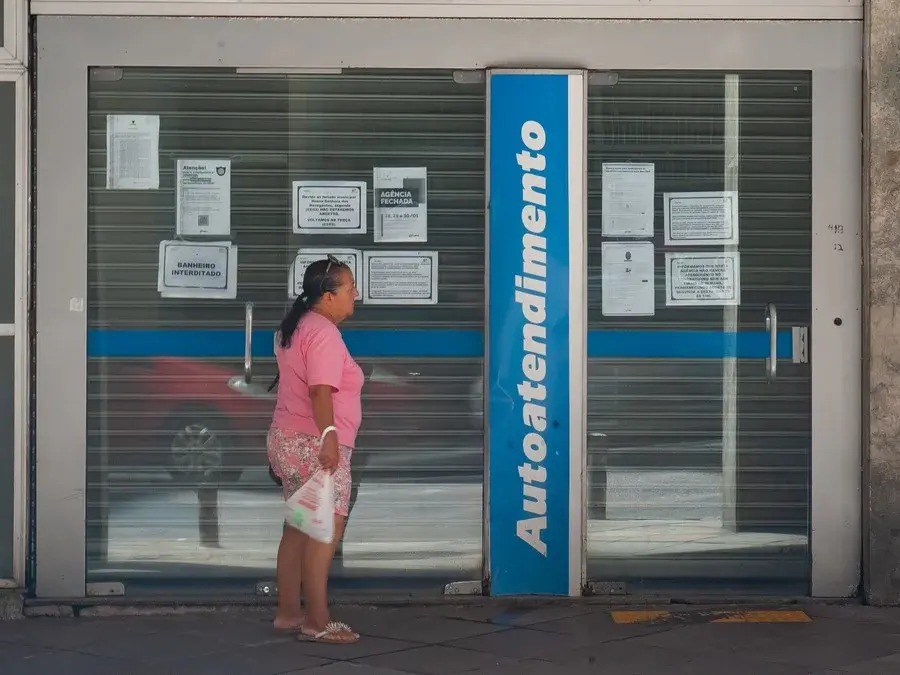 Paralisação dos atendimentos do INSS causa reclamações por todo o país; serviços serão retomados na segunda-feira (2)