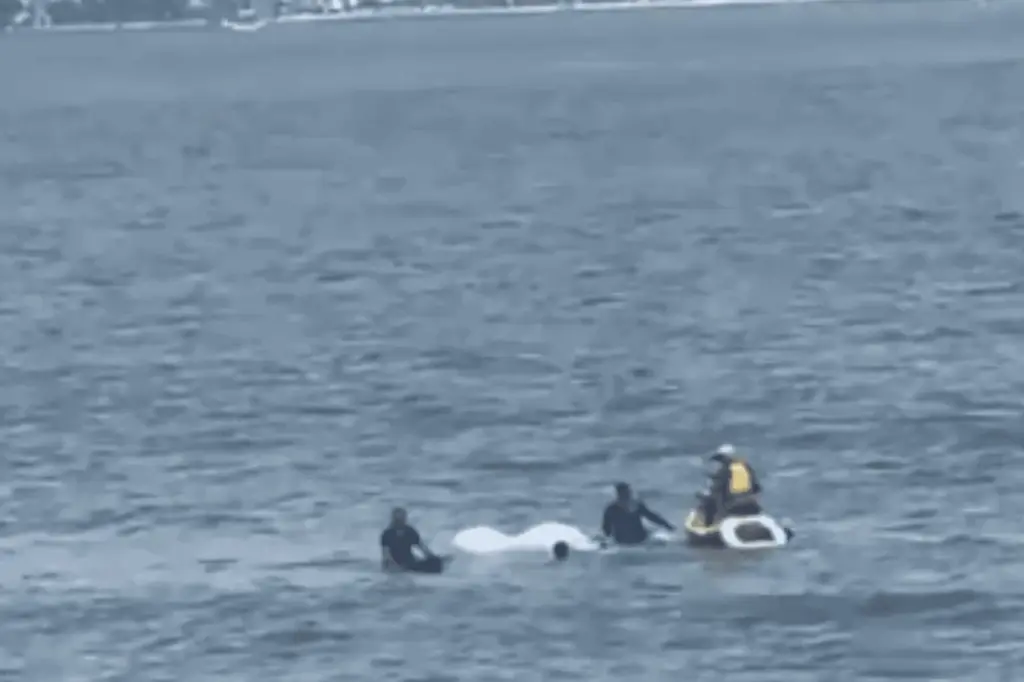  Piloto é resgatado no mar após falha em paramotor no litoral, SP