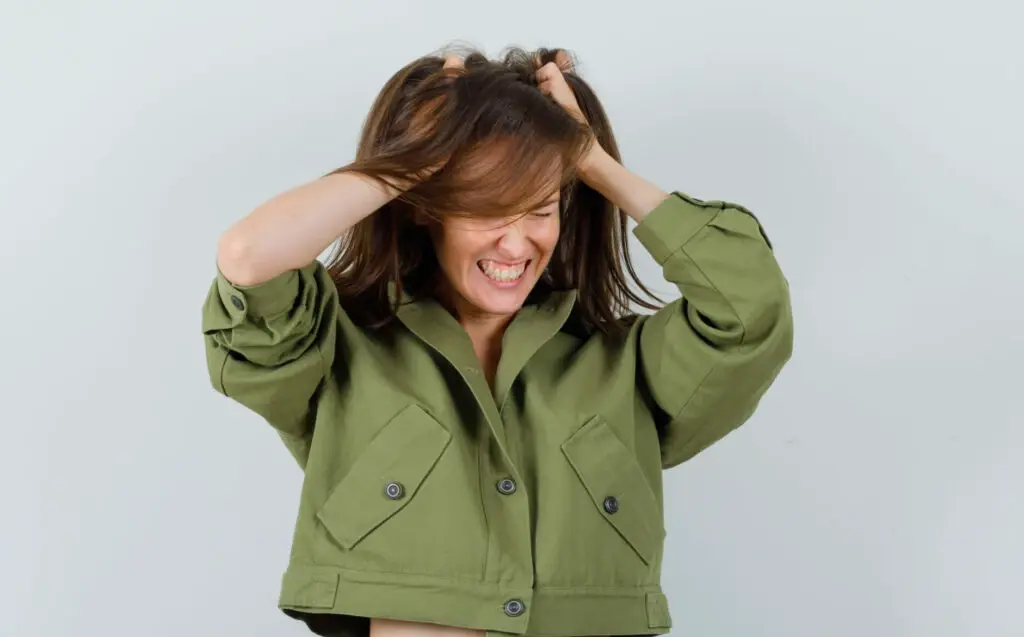 Piolhos e motos de aplicativo: Saiba como proteger os cabelos!