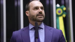 Polícia Federal determina que Eduardo Bolsonaro volte ao cargo de escrivão