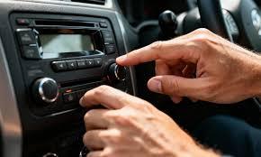 Por que sentimos vontade de abaixar o volume do rádio quando estamos no trânsito?