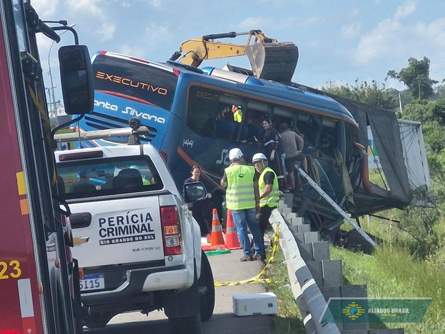 Identificadas as 11 vítimas de acidente entre carreta e ônibus na BR-116, em Pelotas (RS)