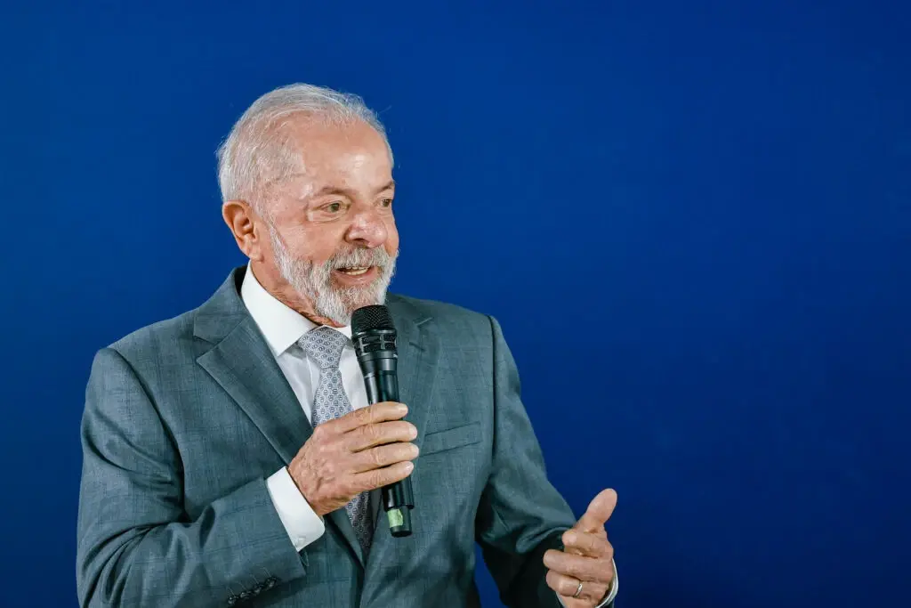 Princípio de incêndio atinge barracão de escola de samba que homenageará Lula