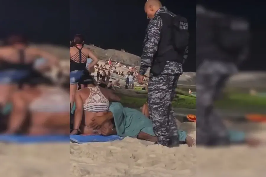 VÍDEO: Casal é abordado pela PM fazendo s3xo na praia do Arpoador