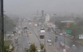 RJ tem previsão de chuva ao longo de todo o dia; Caxias está em alerta máximo por conta do temporal forte que atinge a cidade