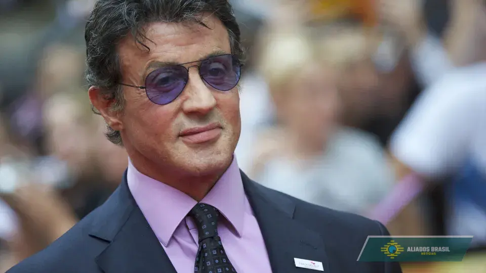 Sylvester Stallone termina livro sobre sua vida escrito inteiro à mão