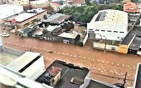 Temporal no Centro-Oeste de MG tem 200 milímetros em 24 horas, transbordamento de rios e desabrigados; Veja imagens