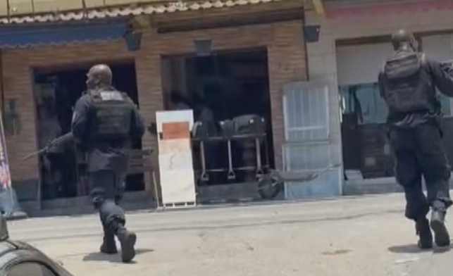 Tiro atinge helicóptero da Cedae durante operação policial no RJ; funcionário fica ferido