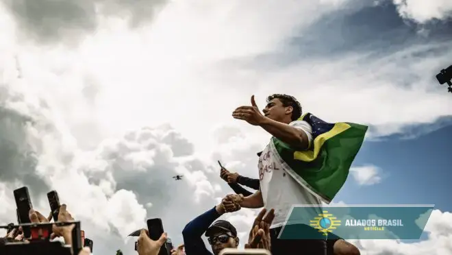 Nikolas inicia último dia de caminhada, acompanhado por milhares de patriotas. VEJA O VÍDEO