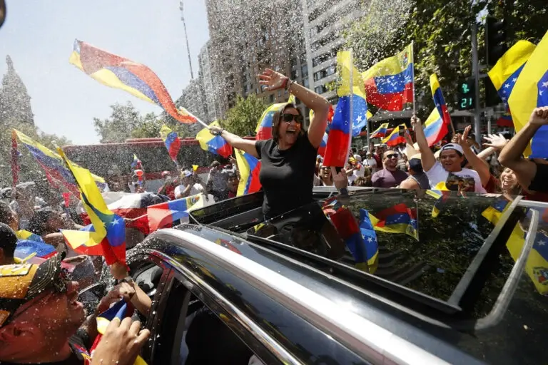 Venezuelanos pela América do Sul celebram queda de Maduro