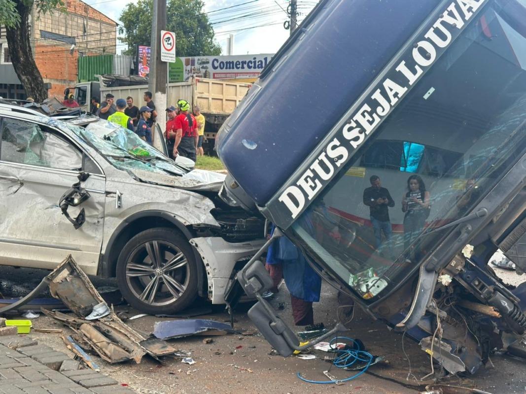 VÍDEO: carreta desgovernada atinge vários veículos em Chapecó; dez pessoas ficam feridas