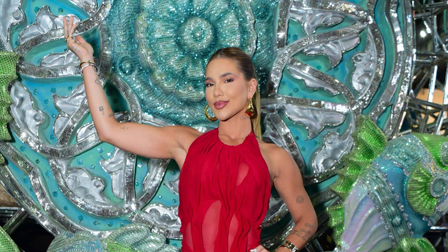 Virginia Fonseca escolhe look vermelho para sambar em ensaio na quadra da Grande Rio