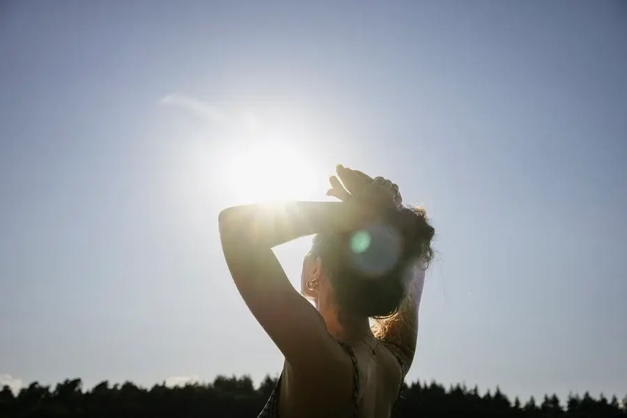 Vitamina D: especialista revela o melhor horário para tomar sol