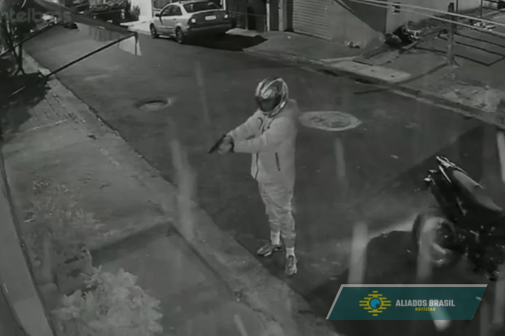 Vizinha reclama de barulho e tem casa alvejada por dono de adega. Veja vídeo
