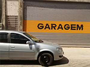 A lei permite que você estacione na frente da própria garagem?